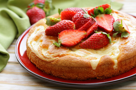 香草蛋糕与新鲜草莓夏天糕点