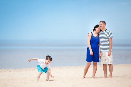 幸福美满的家庭,在热带海滩度假照片