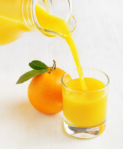 杯橙汁在桌子上