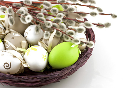 复活节静物创辉把鸡蛋放在柳条编织的篮子
