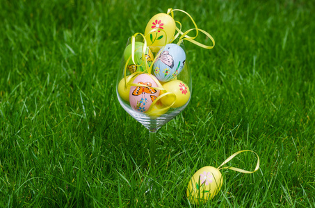 彩绘玻璃在绿色草地上的复活节彩蛋