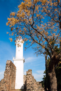 在乌拉圭科洛尼亚德尔萨克拉门托座古老的灯塔