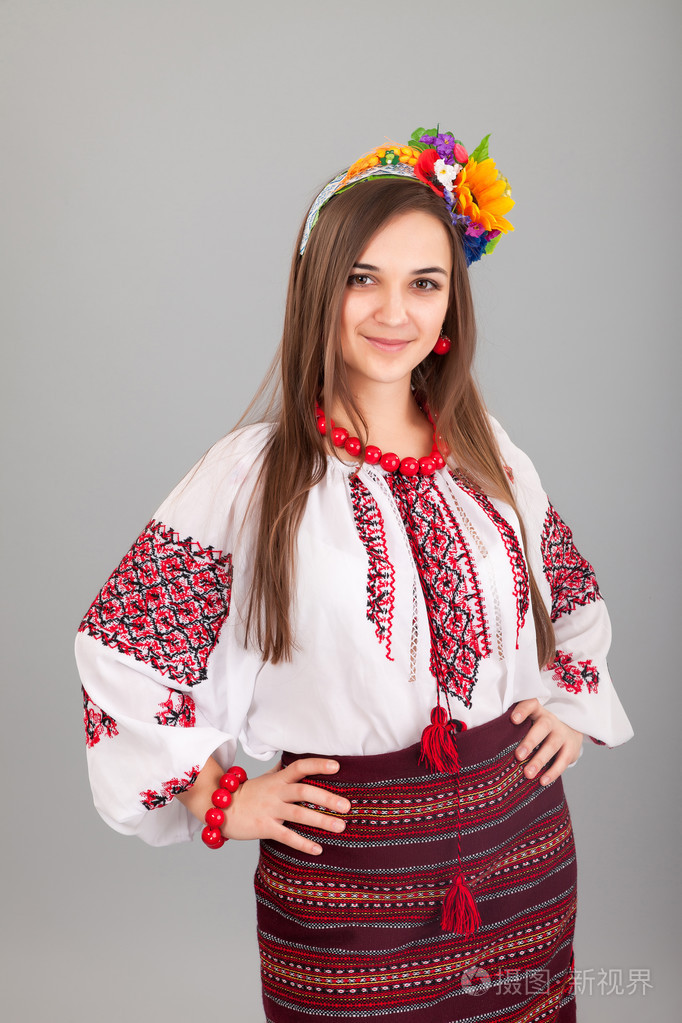 有吸引力的女人戴着乌克兰民族服饰