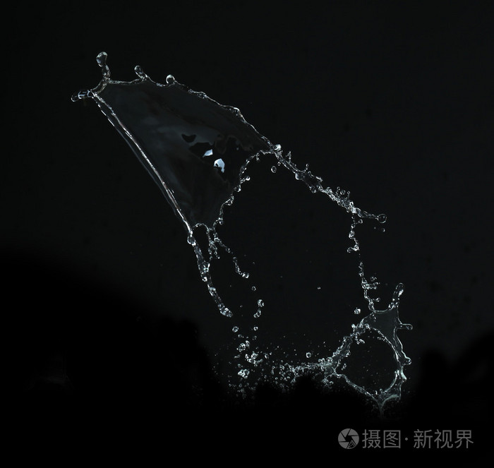 水溅在黑色背景上
