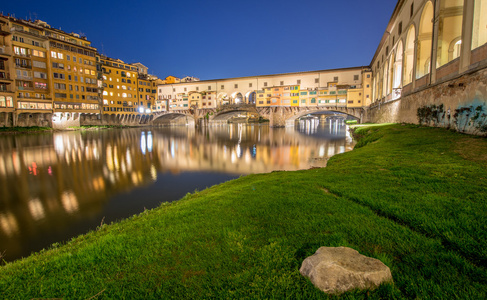 弗洛伦斯与 ponte vecchio 和阿诺河