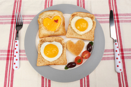 面包板，彩色餐巾上西红柿炒鸡蛋