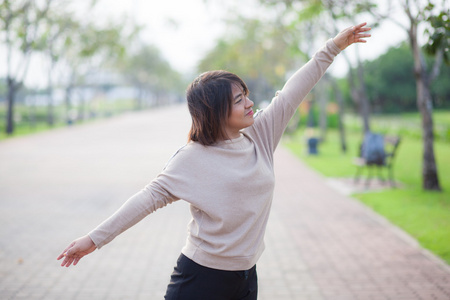 在公园里的肖像亚洲女人