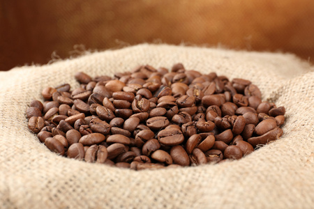 咖啡豆在麻袋里表特写