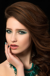 美丽的年轻女子，与蓝色的指甲和眼部化妆的肖像