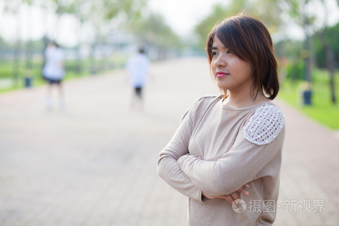 在公园里的肖像亚裔女子