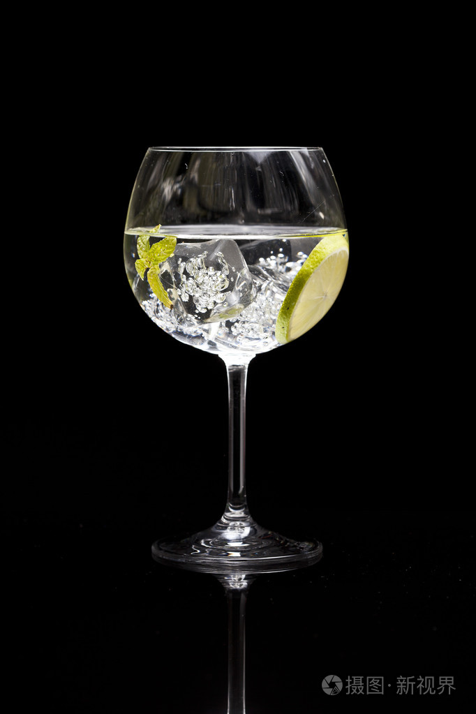 杜松子酒补品鸡尾酒