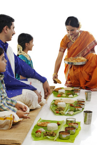 吃过午饭的印度家庭