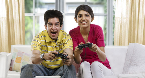 弟弟和妹妹玩视频游戏