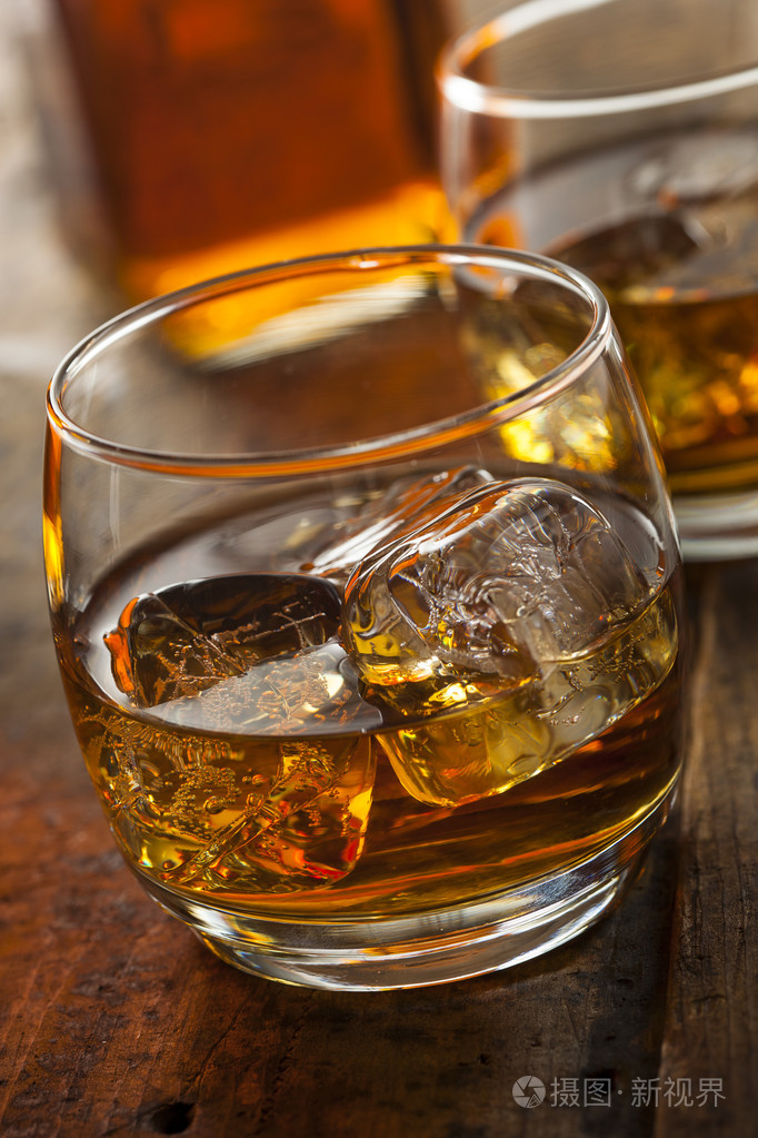 一杯加冰的威士忌酒精波本