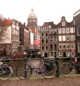 自行车停放在阿姆斯特丹