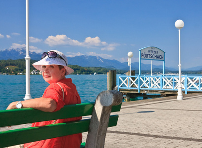 在这艘船的期待。泊位度假村 Portschach 是 Worthersee。奥地利