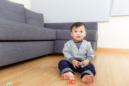 亚洲宝贝男孩玩玩具积木在家里