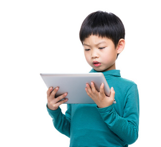 亚洲的小男孩，在平板电脑上阅读
