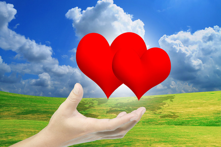 手捧着心脏作为情人节贺卡照片
