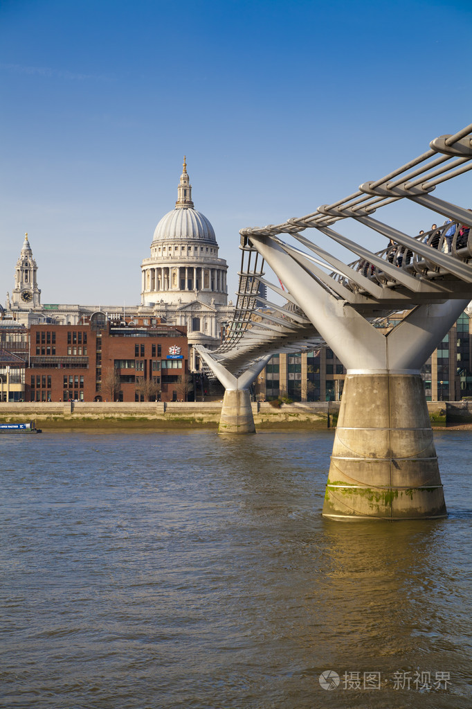 伦敦,英国-2014 年 3 月 29 日南方银行与圣保禄大教堂的视图的泰晤士