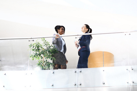两个女企业家在现代办公室有非正式会议