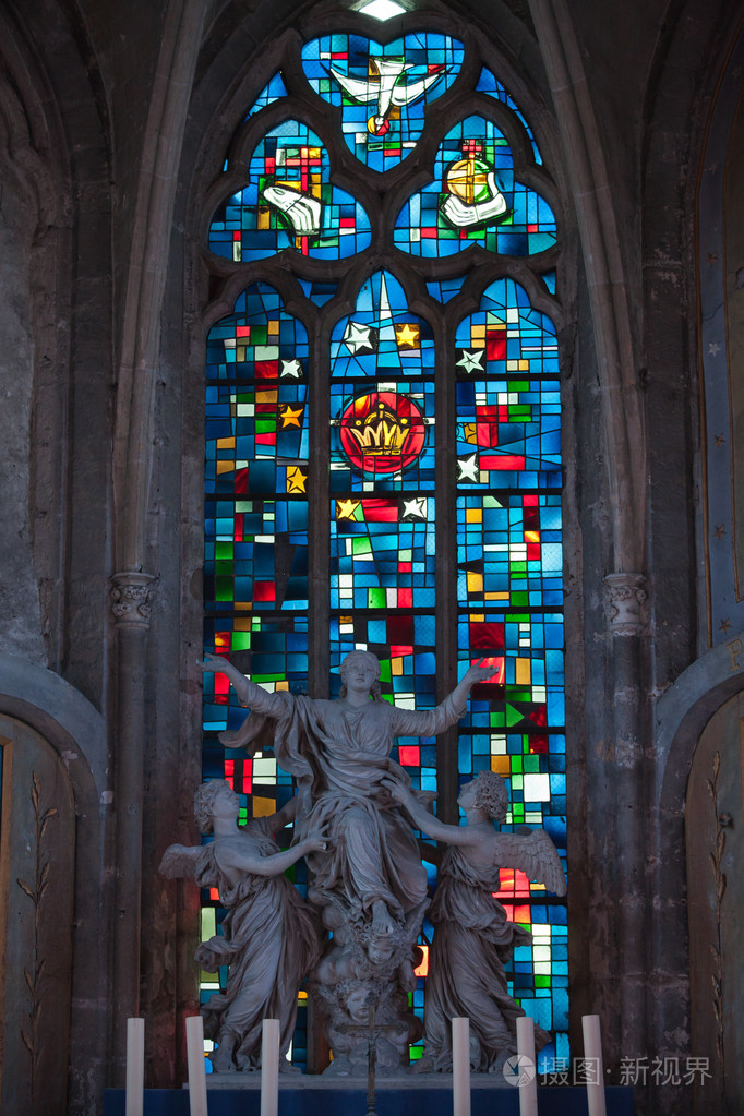 布洛瓦圣本届大教堂的彩色玻璃窗法国