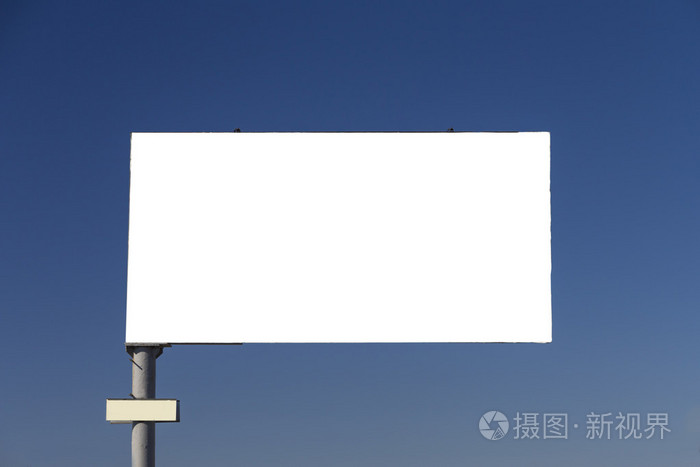 蓝蓝的天空背景上的空白广告牌