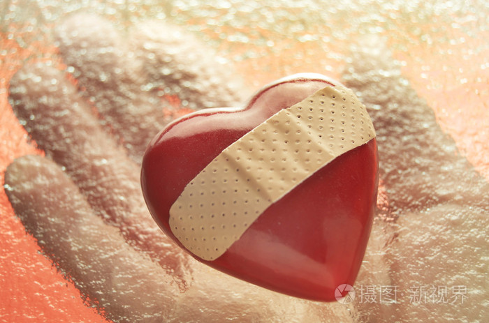 红色的心用创可贴举行