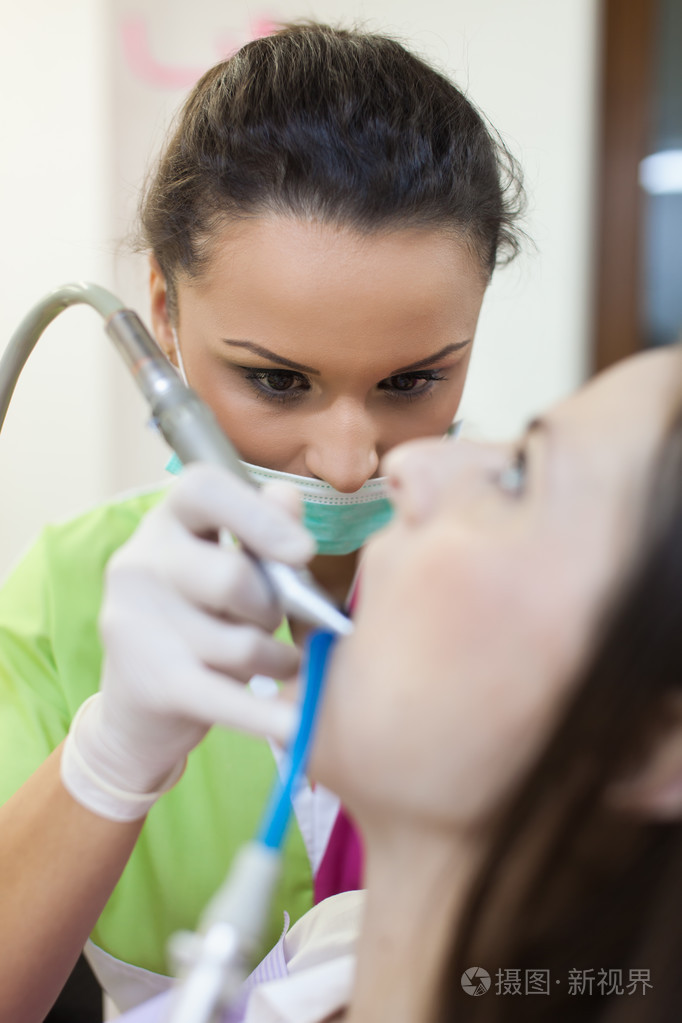 女牙医专注于她的工作