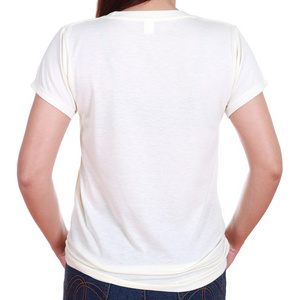 用空白T恤背面紧贴女性