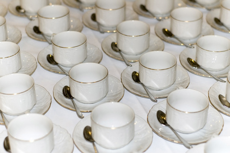 许多行的纯白色的茶杯和茶碟图片
