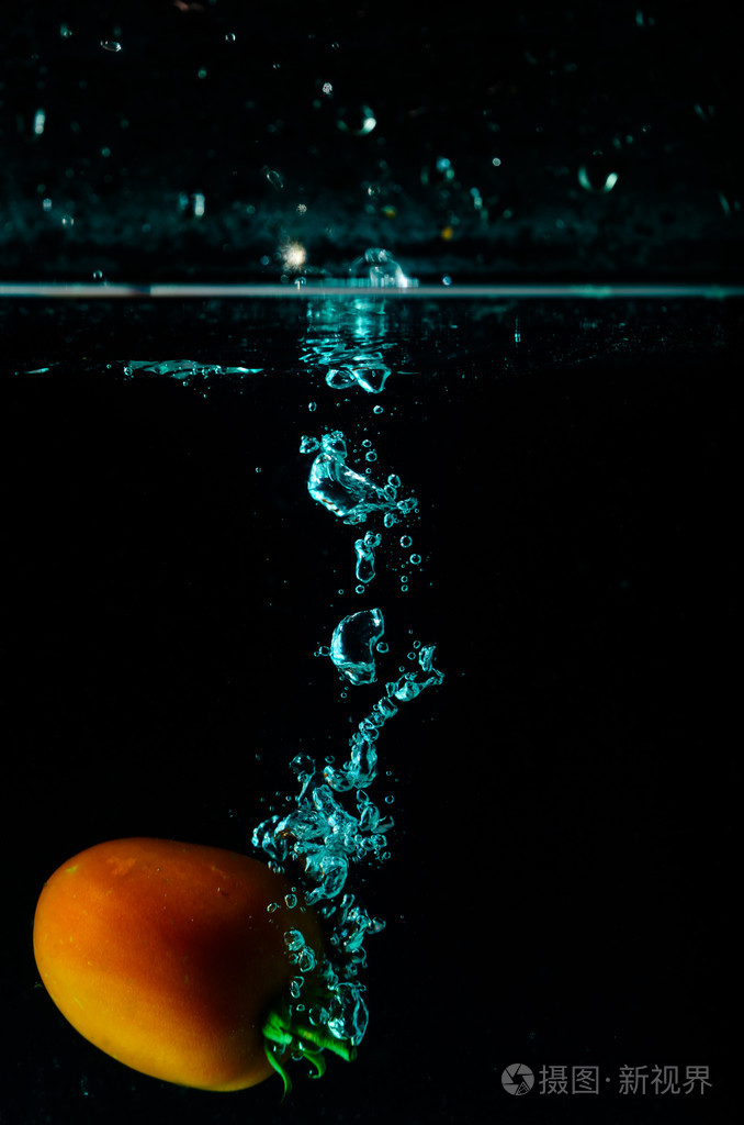 在黑色背景上的番茄水溅