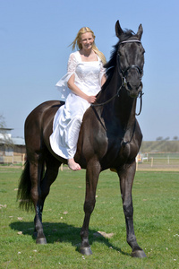 新娘骑一匹马