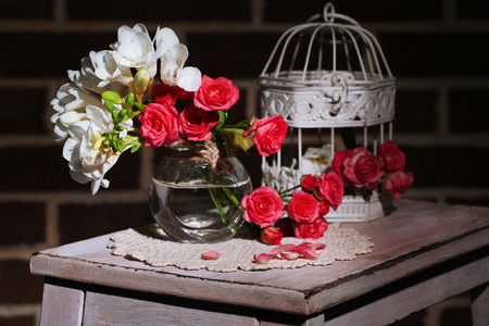 小粉红玫瑰和小苍兰花的美丽静物画。