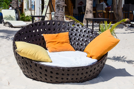 在阳光海岸的沙滩椅。菲律宾岛马拉