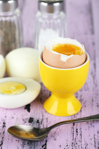煮熟的鸡蛋颜色木制背景图片