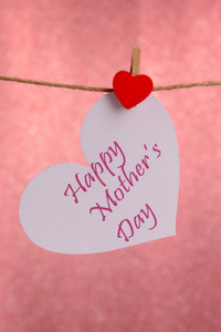 上纸心在粉红色的背景上写的幸福的母亲的一天留言