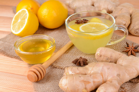 健康生姜茶和柠檬蜂蜜上表特写