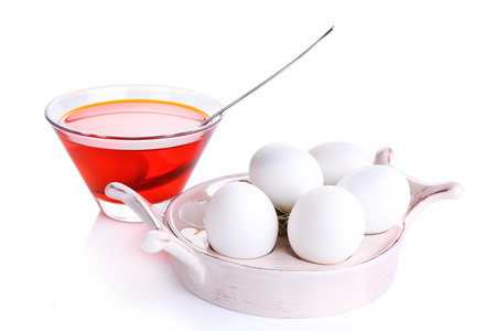 蛋液颜色在孤立的白色衬底上的玻璃碗