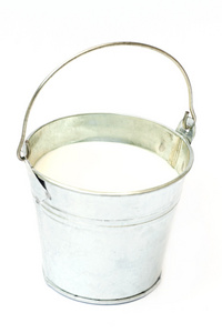 金属桶，桶全在白色背景上的牛奶