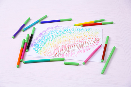 孩子绘图和彩色铅笔木制的桌子上
