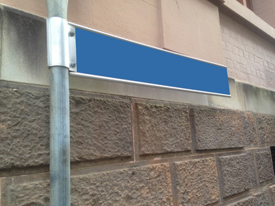 在一根金属柱子上的蓝色的空白方向指示标志