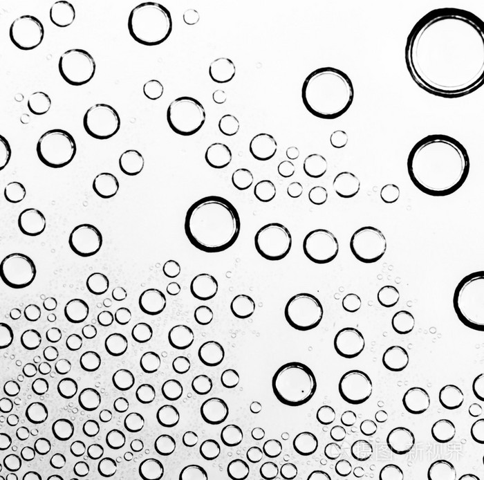 在黑色和白色背景上的水滴 (处理黑色和