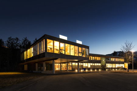 夜间的木制办公建筑的生态节能图片