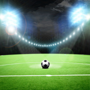 足球体育场与明亮的灯光图片