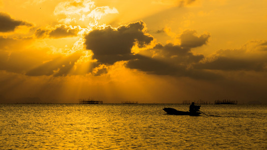 在泰国宋卡湖的夕阳的天空图片