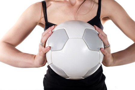 年轻女子拿着一个足球球