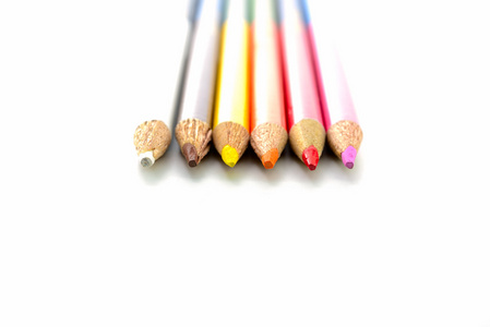 在白色背景上使用旧的铅笔的颜色