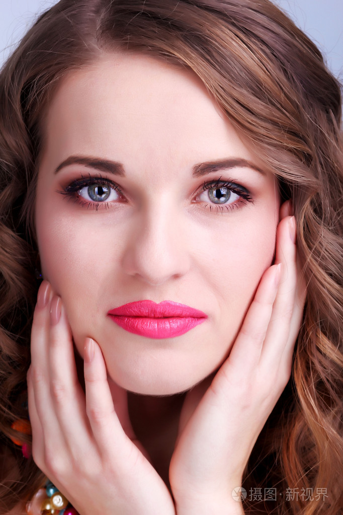 年轻漂亮的女人,用粉红色性感嘴唇的特写肖像