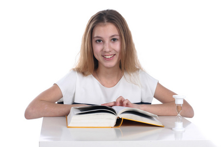 十几岁的女孩在一个白色的背景上阅读